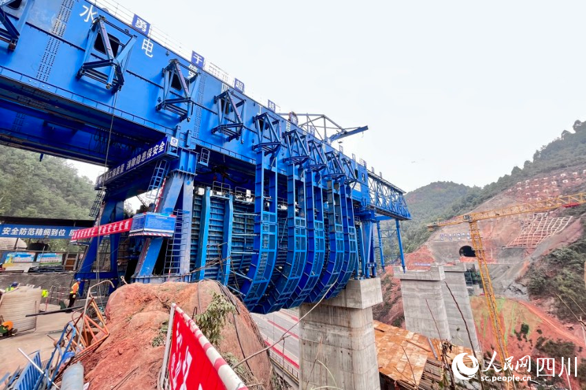 瓦房头渡槽。人民网 朱虹摄