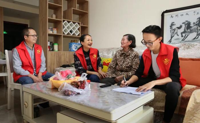  内江市市中区城东街道河坝街社区干部积极开展居民服务