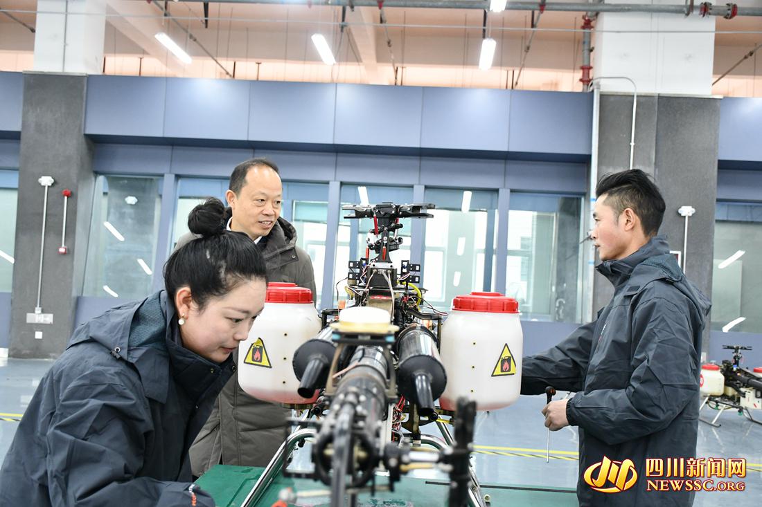 在绵阳北川视察时，全国人大代表魏彦玉了解无人机企业生产情况.jpg