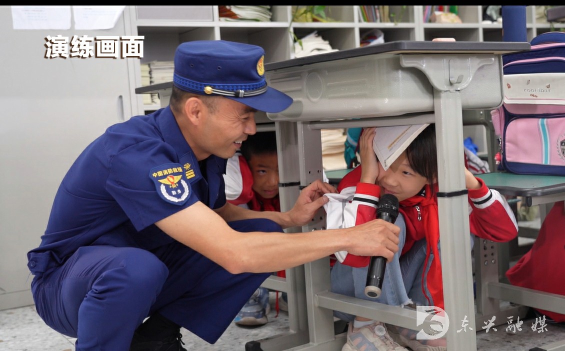 消防演练学生应该怎么做 6603379_d0effa70-68e2-4e7f-a72b-c39ac7d4badbcopy.jpg